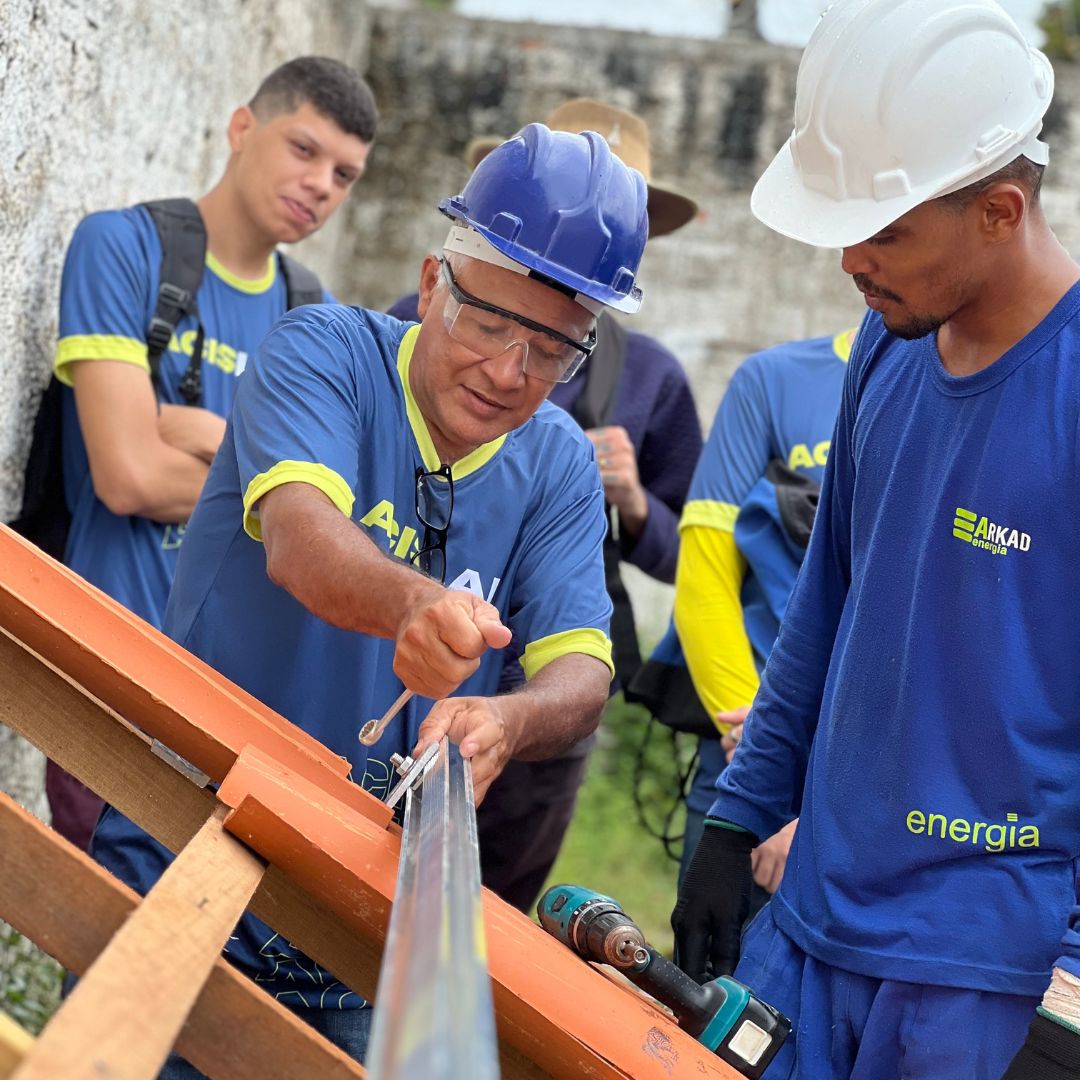 Alunos participam de aula prática de Montagem de Sistemas Fotovoltaico